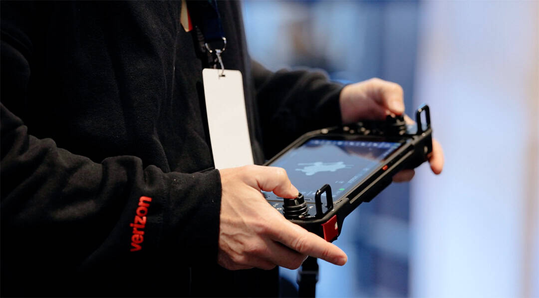 Verizon exhibitor showcasing robotic dog